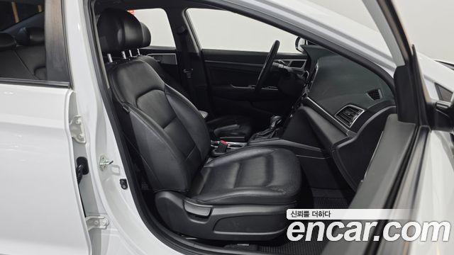 Hyundai AVANTE 2017 — photo 12