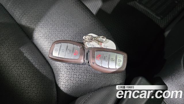 Hyundai AVANTE 2017 — photo 18
