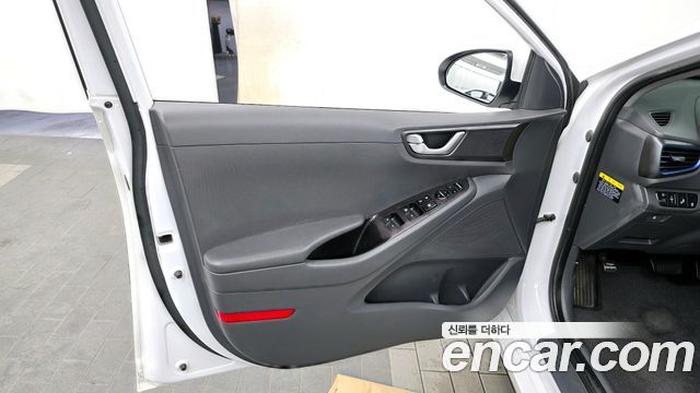 Hyundai Ioniq 2016 — photo 14