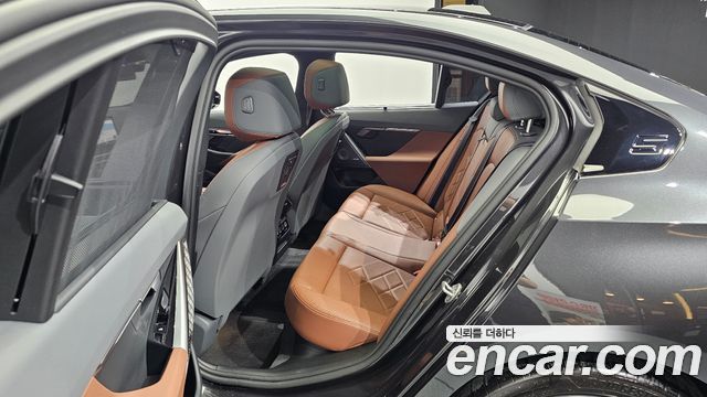 BMW 5-Series 2026 — photo 11