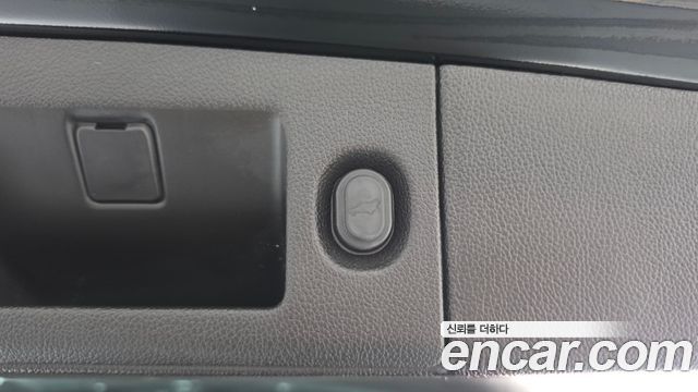 Cadillac Escalade 2018 — photo 17