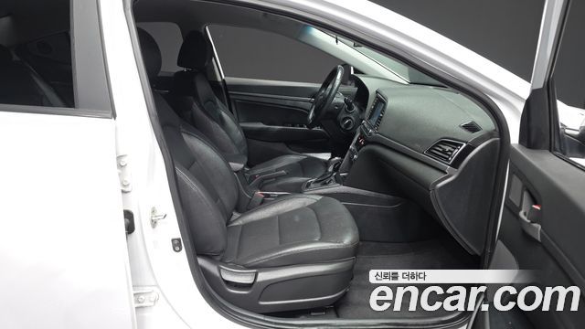 Hyundai AVANTE 2016 — photo 11