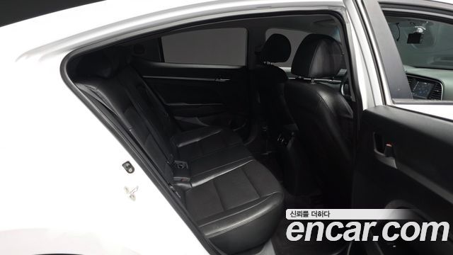 Hyundai AVANTE 2016 — photo 12
