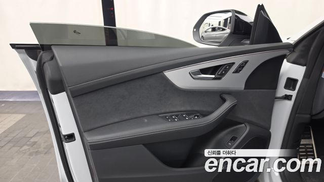 Audi Q8 2023 — photo 14