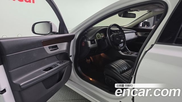 Jaguar XF 2017 — photo 10