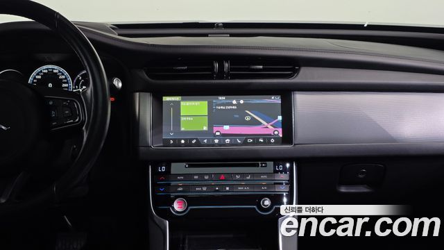 Jaguar XF 2017 — photo 12