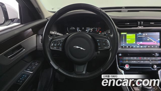 Jaguar XF 2017 — photo 13