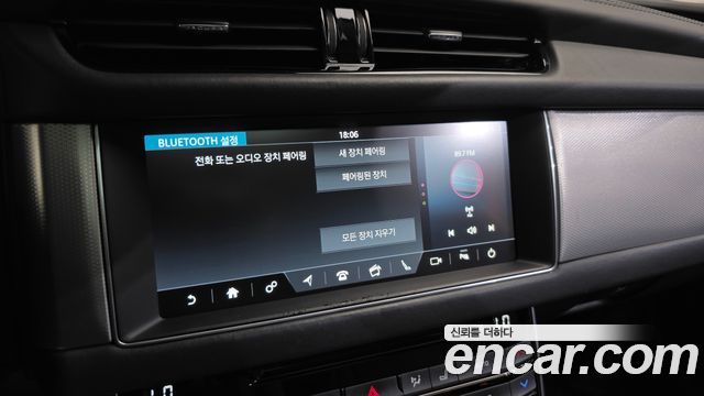 Jaguar XF 2017 — photo 15