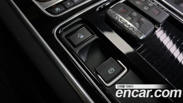 Jaguar XF 2017 — photo 17
