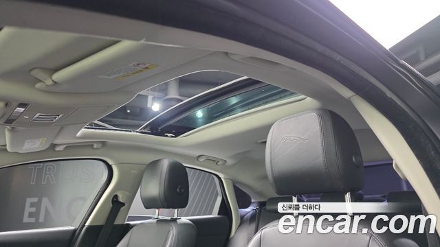 Jaguar XF 2017 — photo 19