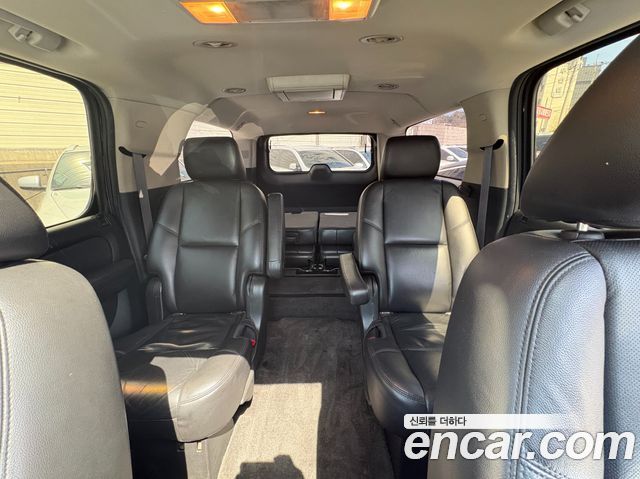 Chevrolet Surburban 2012 — photo 13