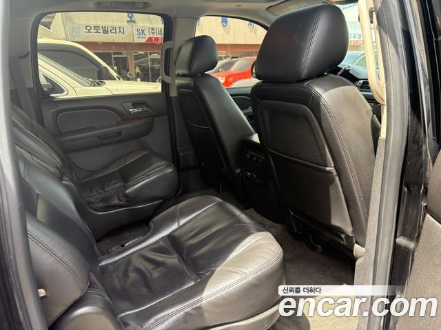 Chevrolet Surburban 2012 — photo 16