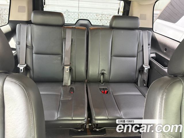 Chevrolet Surburban 2012 — photo 17