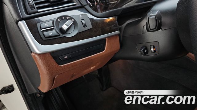 BMW 5-Series 2012 — photo 20
