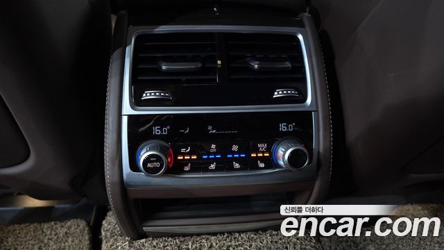 BMW 7-Series 2021 — photo 31