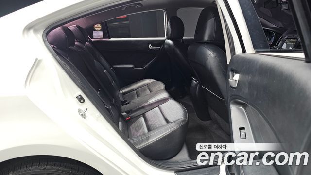 Kia K3 2016 — photo 17