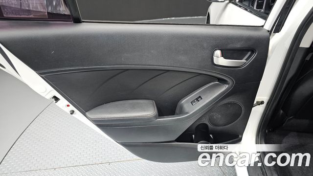 Kia K3 2016 — photo 15