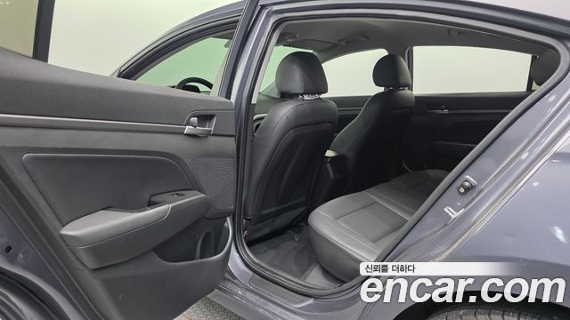 Hyundai AVANTE 2018 — photo 17