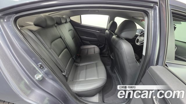 Hyundai AVANTE 2018 — photo 18