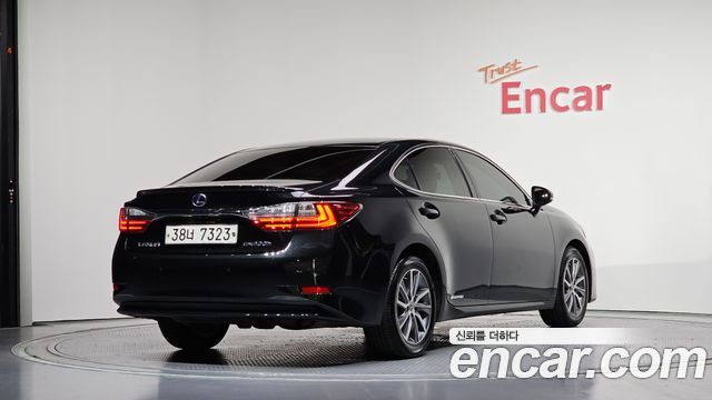 Lexus ES 2018 — photo 2