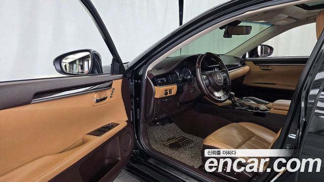 Lexus ES 2018 — photo 10