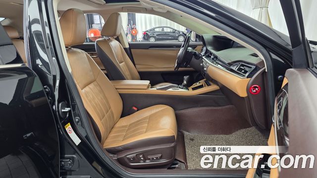 Lexus ES 2018 — photo 11
