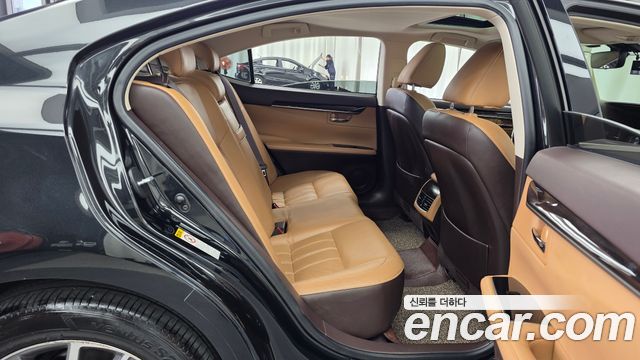 Lexus ES 2018 — photo 12