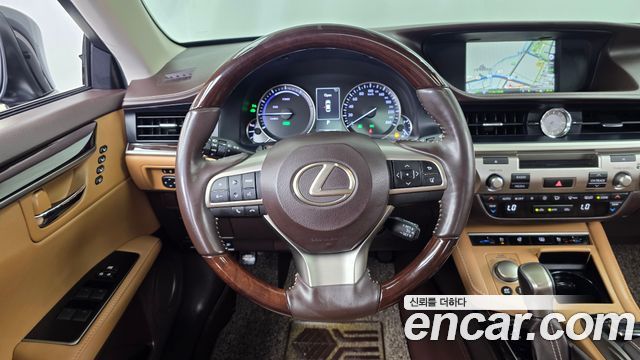 Lexus ES 2018 — photo 13