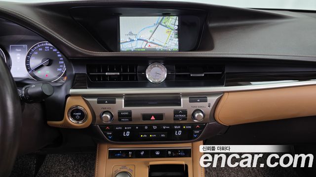 Lexus ES 2018 — photo 14