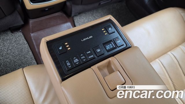 Lexus ES 2018 — photo 18