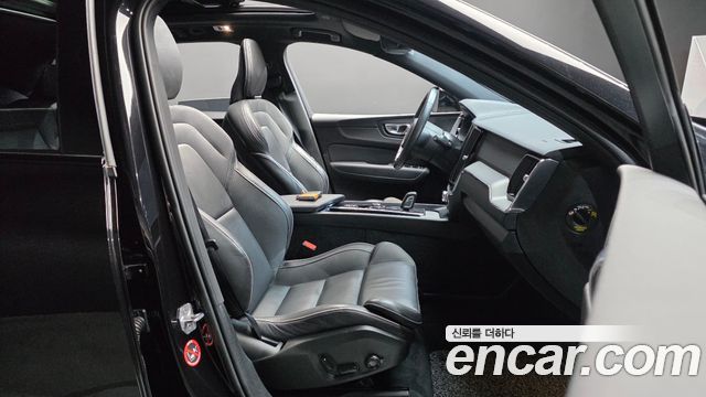 Volvo XC60 2021 — photo 16