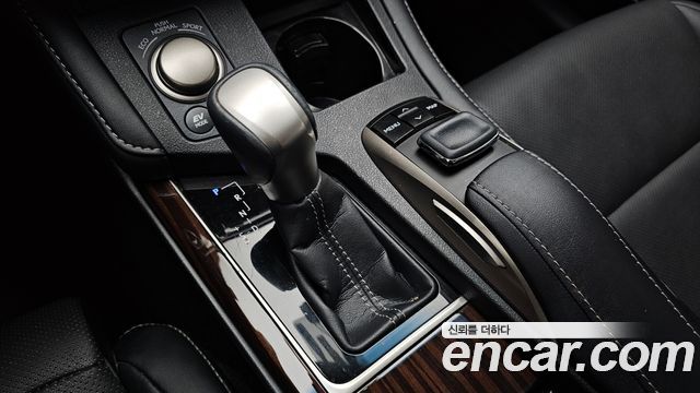 Lexus ES 2016 — photo 9