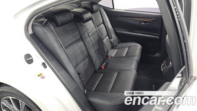 Lexus ES 2016 — photo 11