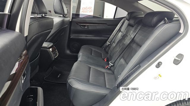 Lexus ES 2016 — photo 12