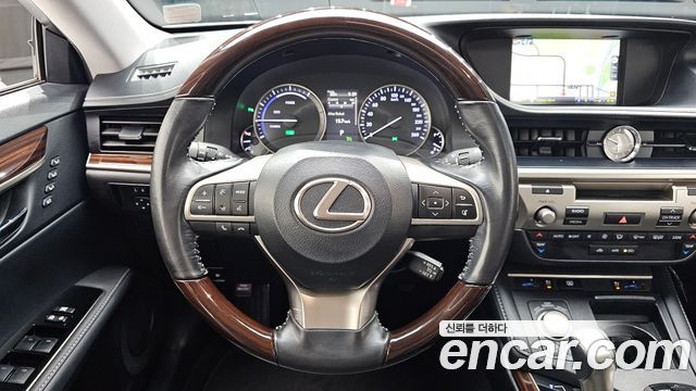 Lexus ES 2016 — photo 13
