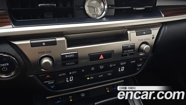 Lexus ES 2016 — photo 18