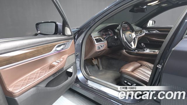 BMW 7-Series 2020 — photo 10
