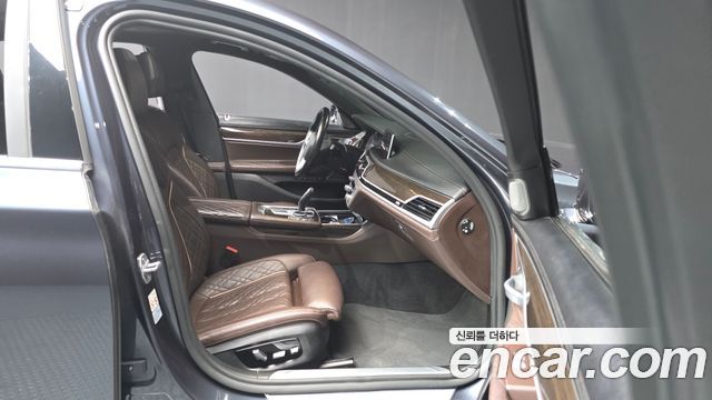 BMW 7-Series 2020 — photo 11