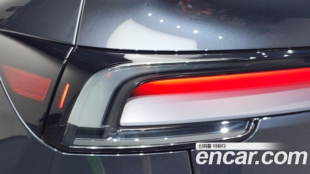 Tesla Model Y 2025 — photo 9