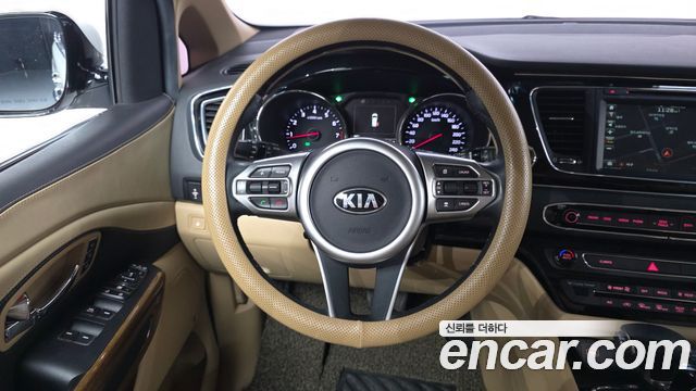 Kia Canival 2017 — photo 19