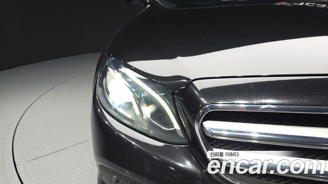 Mercedes-Benz E-Class 2018 — photo 8