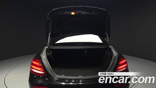 Mercedes-Benz E-Class 2018 — photo 29