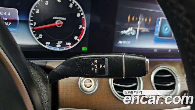 Mercedes-Benz E-Class 2017 — photo 9
