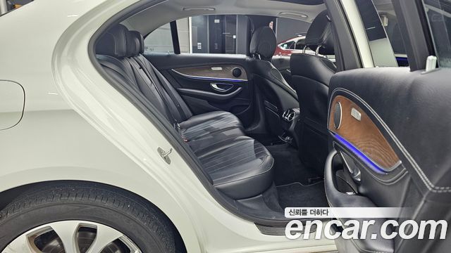 Mercedes-Benz E-Class 2017 — photo 12