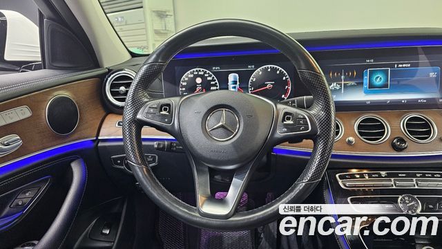 Mercedes-Benz E-Class 2017 — photo 13