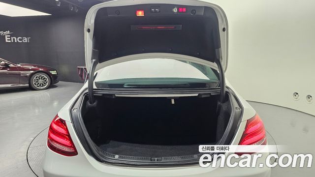 Mercedes-Benz E-Class 2017 — photo 20