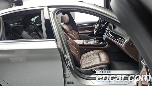 BMW 7-Series 2020 — photo 16