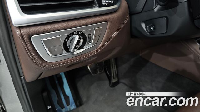BMW 7-Series 2020 — photo 29