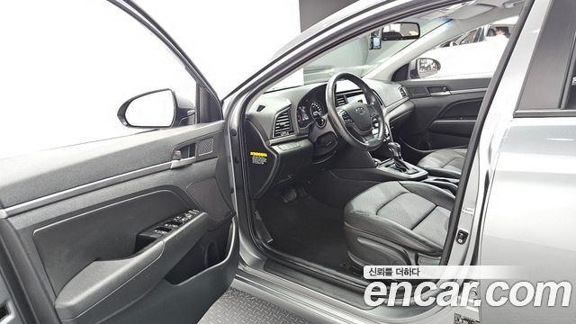 Hyundai AVANTE 2017 — photo 13