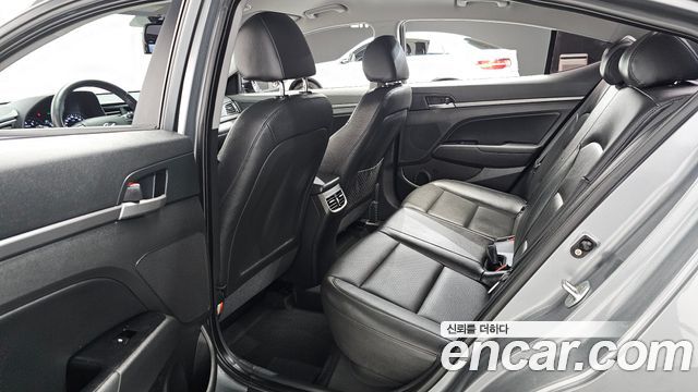 Hyundai AVANTE 2017 — photo 17